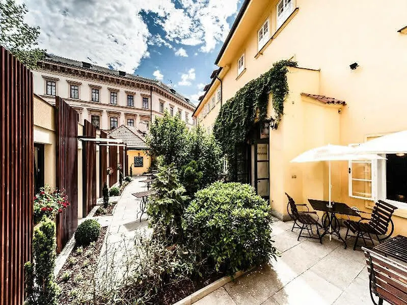 Hotel Archibald At The Charles Bridge Praga