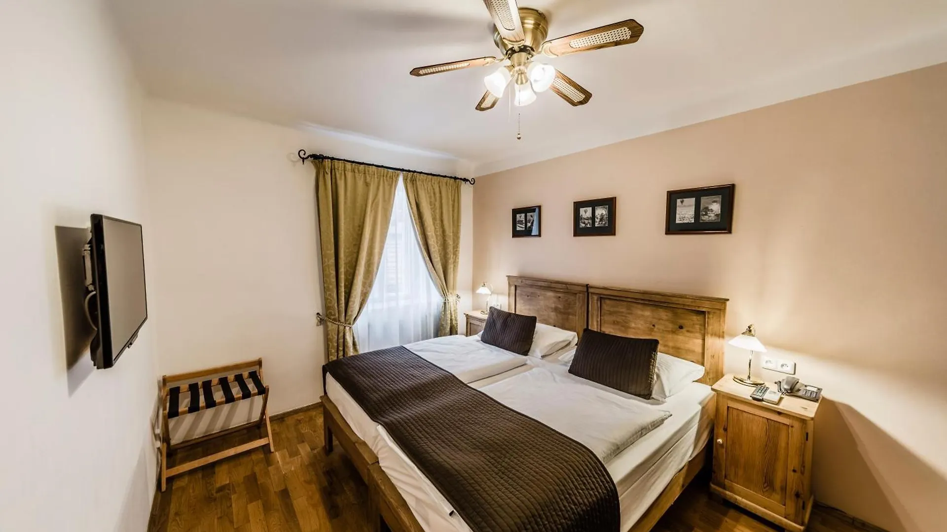 Hotel Archibald At The Charles Bridge Praga